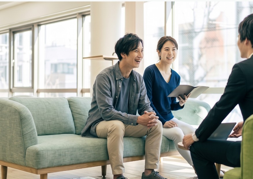 スタッフに相談する夫婦