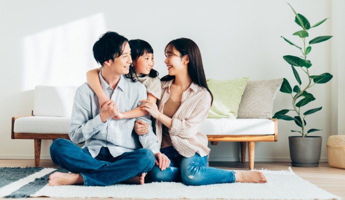 リビングでくつろぐ家族