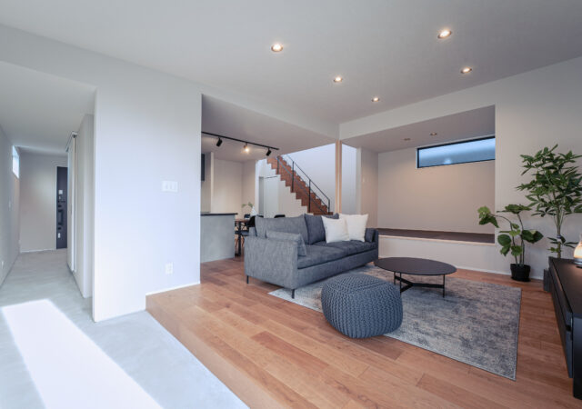 土間と木がつなぐ、やさしい光のある暮らし