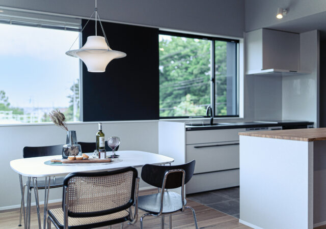 淡いグレーに包まれた、軽やかな“抜け感”リビング