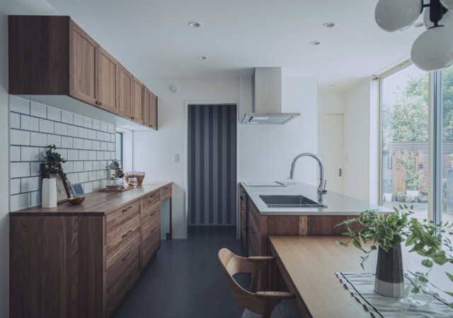 木のぬくもりと光が心地いい。中庭と暮らす北欧スタイル